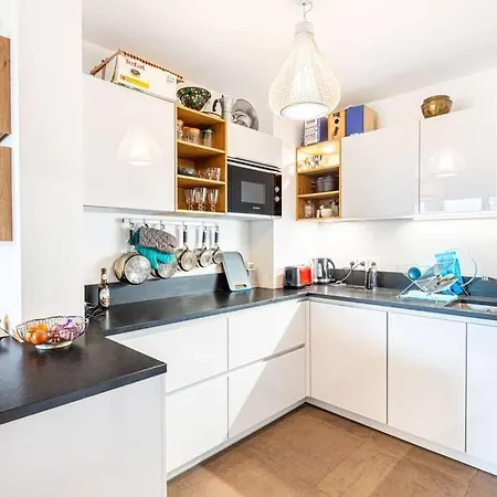 아파트 Guestready - Vibrant Duplex Delight Near Park